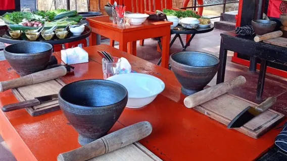 Visita al mercado matutino de Luang Prabang + clase de cocina laosiana en un barco del Mekong + traslado al hotel en el casco antiguo