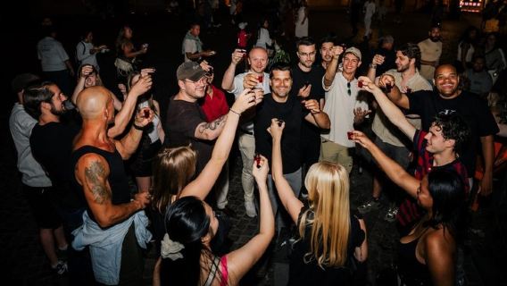Tour della vita notturna di Francoforte: 4 locali, shot e ingresso al club