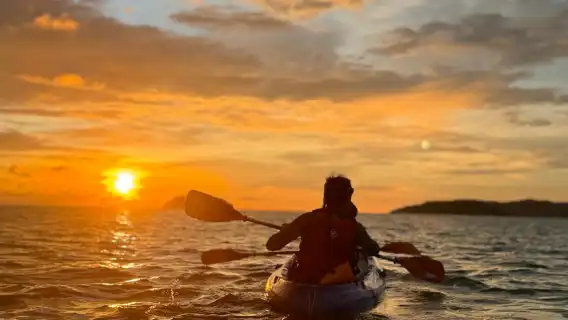 丹絨亞路海灘60分鐘日落獨木舟體驗