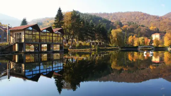 エレバン-トビリシ片道ツアー｜セヴァン湖+セバン修道院+パズ湖+ワイン試飲