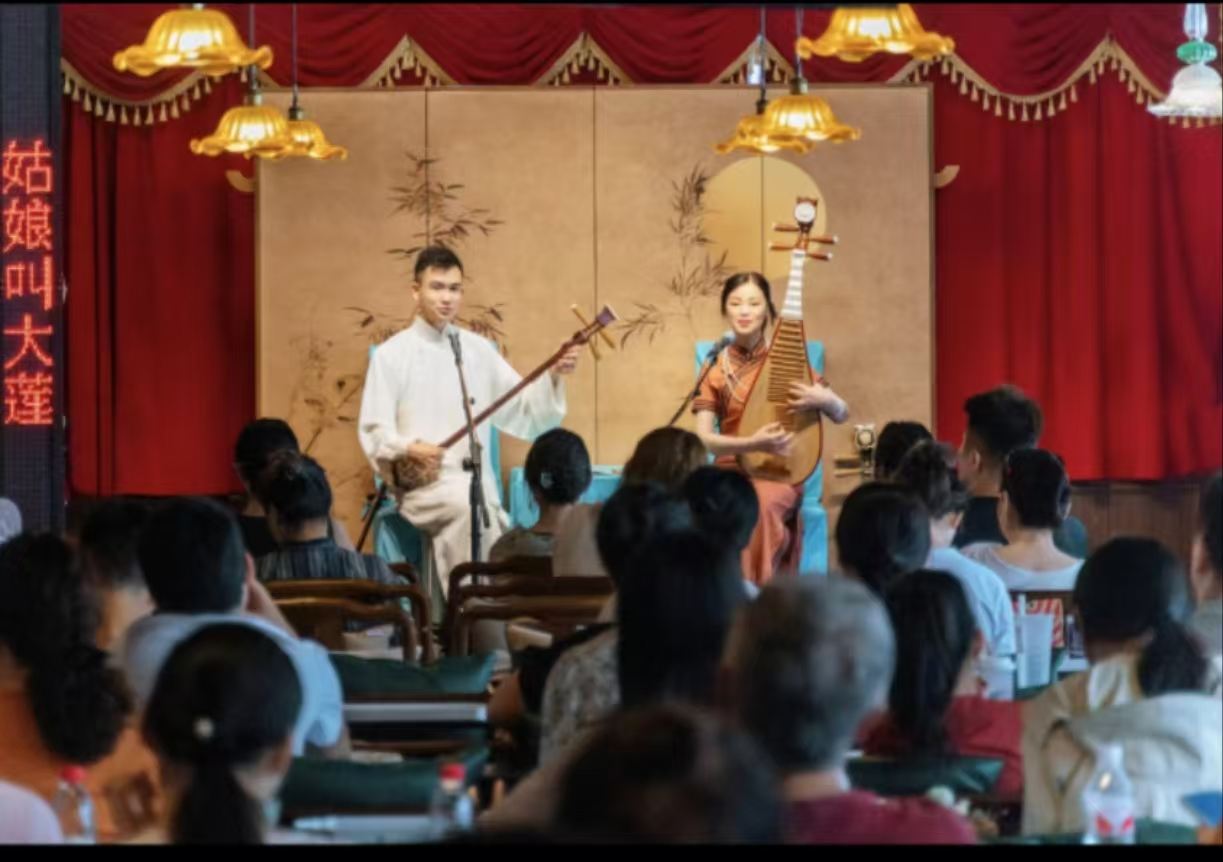 ฟังการแสดงผิงถาน + ตั๋วเข้าโซนธีมดื่มด่ำ "หาญท้าชะตาฟ้า 2" (รวมเปลี่ยนชุดฟรี + ประสบการณ์แบบอินเทอร์แอคทีฟ + ทัวร์ดื่มด่ำ) + ท่องเที่ยวแบบอิสระถนนผิงเจียง