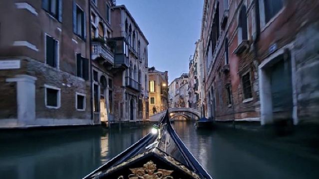 Entrada del paseo turístico en barco romántico en góndola por el Gran Canal de Venecia en Italia