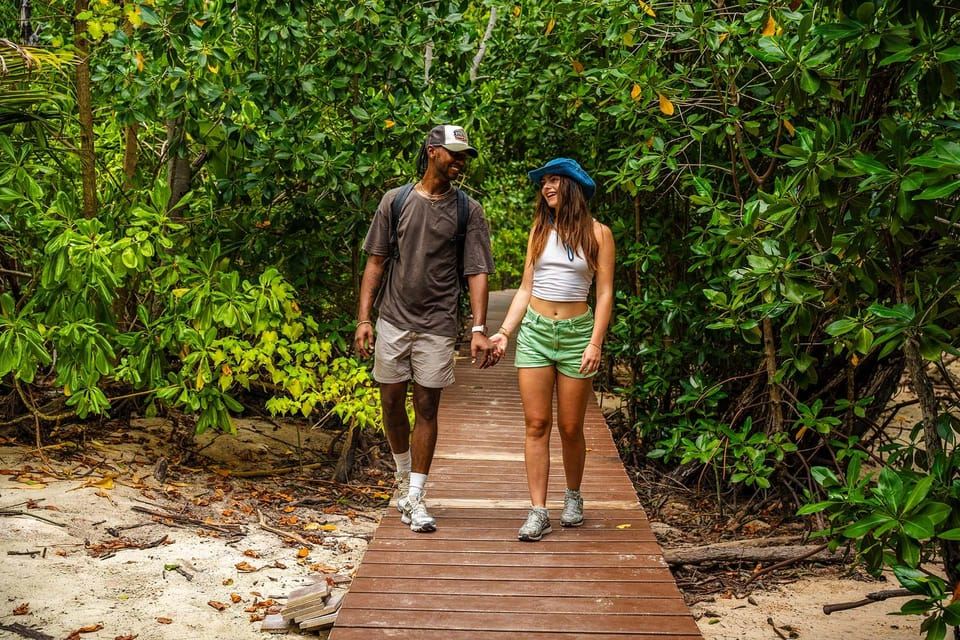 セーシェル：サンピエール島とキュリューズ島の双胴船ツアー（ランチ付き）