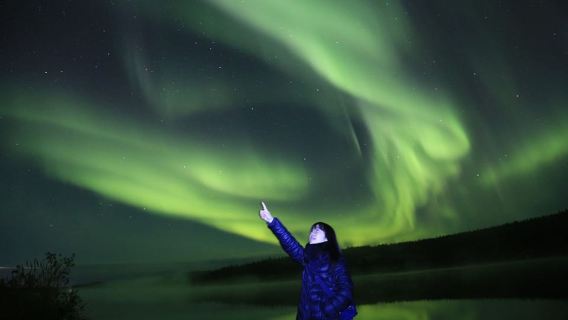 From Yellowknife: Northern Lights Bus Tour with Photos