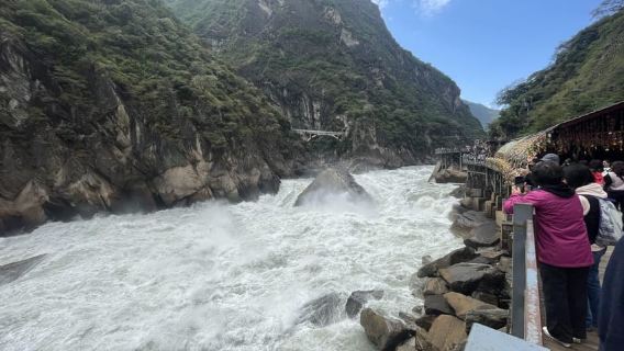 Cina Shangri-La Gola del Salto della Tigre: un'avventura nel canyon