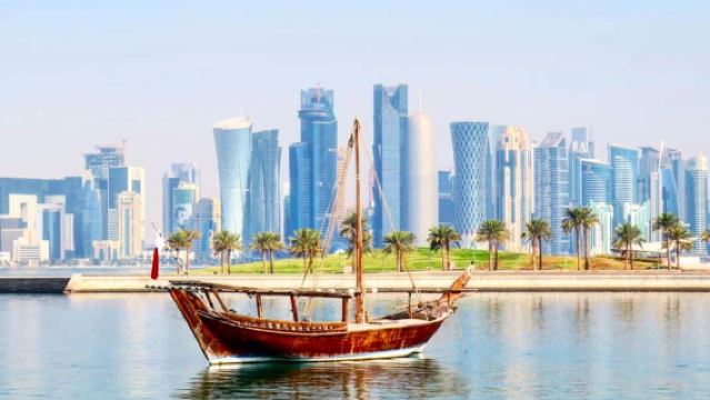 Doha: zonsondergang/serenade langs de skyline van Doha, traditionele dhowcruise