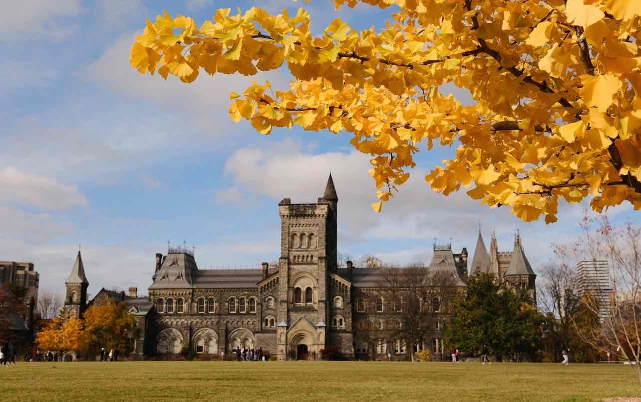 Toronto Film- und Fernsehtour: Universität Toronto + Rathaus + Distillery District + CN Tower + Hafenpromenade
