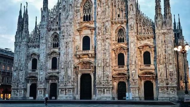 Lawatan sehari ke Katedral Milan + Piazza del Duomo Milan + Katedral Monza di Itali.