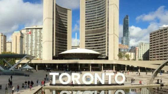 Toronto: Small Group City Tour + Hotel Pickup