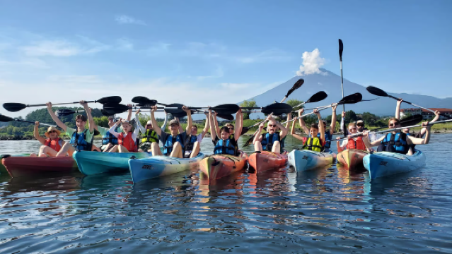 เรือคายัคที่ทะเลสาบคะวะงุชิ 1.5 ชั่วโมง [เรือคายัคยามเช้าที่ทะเลสาบคะวะงุชิ จุดถ่ายรูปกับภูเขาไฟฟูจิ]