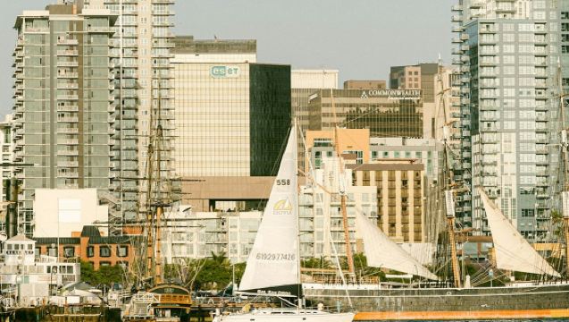 San Diego: Guided Morning Yacht Cruise with Drinks