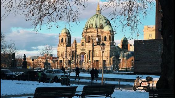 Seni, sejarah dan mercu tanda bandar bertembung: Lawatan klasik Berlin sehari dari Galeri Timur ke Pulau Muzium