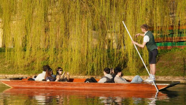 Private English Guide for University of Cambridge Punting with Classic Route to King's College and Mathematical Bridge | Ferries