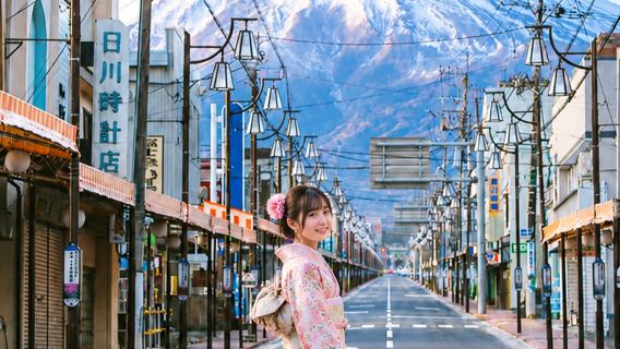 1-day tour to six instagrammable photo spots at Mount Fuji from Tokyo - optional small group for 9 people with hotel pick-up service
