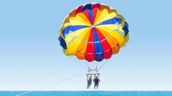 Paraglidingoplevelse over havet i Semporna District, Malaysia (udsigt over havlandskabet fra højden + par- og familievenlig)
