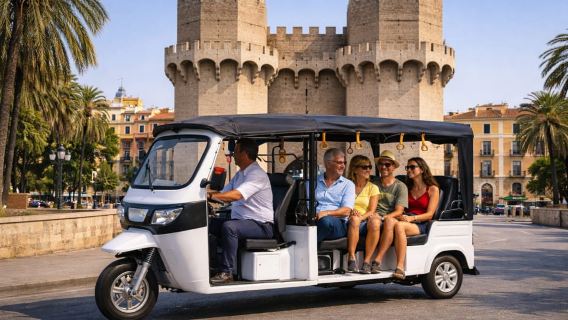 2-Hour Tuk-Tuk Sightseeing Tour of the Historic Center, Beaches, and City of Arts and Sciences