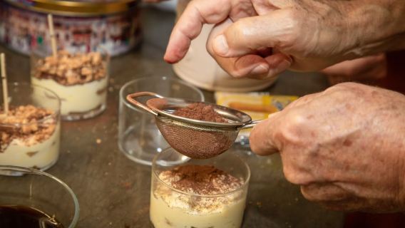 Como: Pasta and Tiramisu Class at a Local's Home with Wine