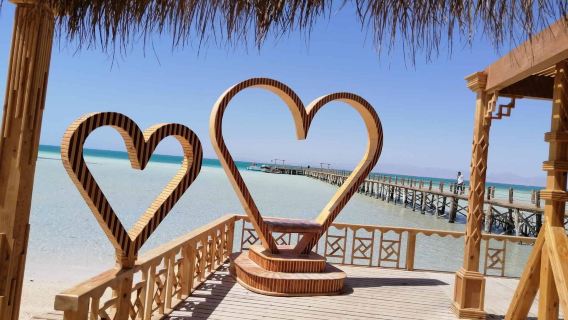 Hurghada: Schnorchel-Bootstour zur Orange Bay Island mit Mittagessen, Transfer und Strandentspannung