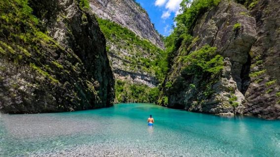 Tirana/Durres/Shkodra: paseo en barco por el río Shala y el lago Koman