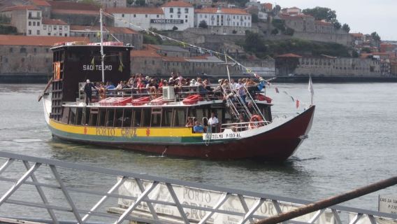 Tour a piedi di mezza giornata a Porto: crociera sul fiume e degustazione di vini