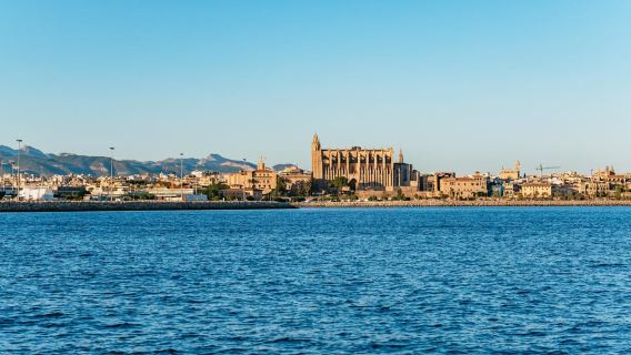 Palma di Maiorca: tour in barca al tramonto con DJ e pista da ballo