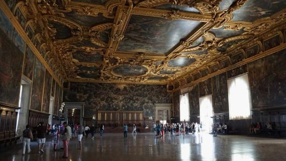 Tur Berpemandu Lewati Antrean Istana Doge