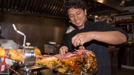 Barcelona: Small Group Guided Tapas & Wine Tour