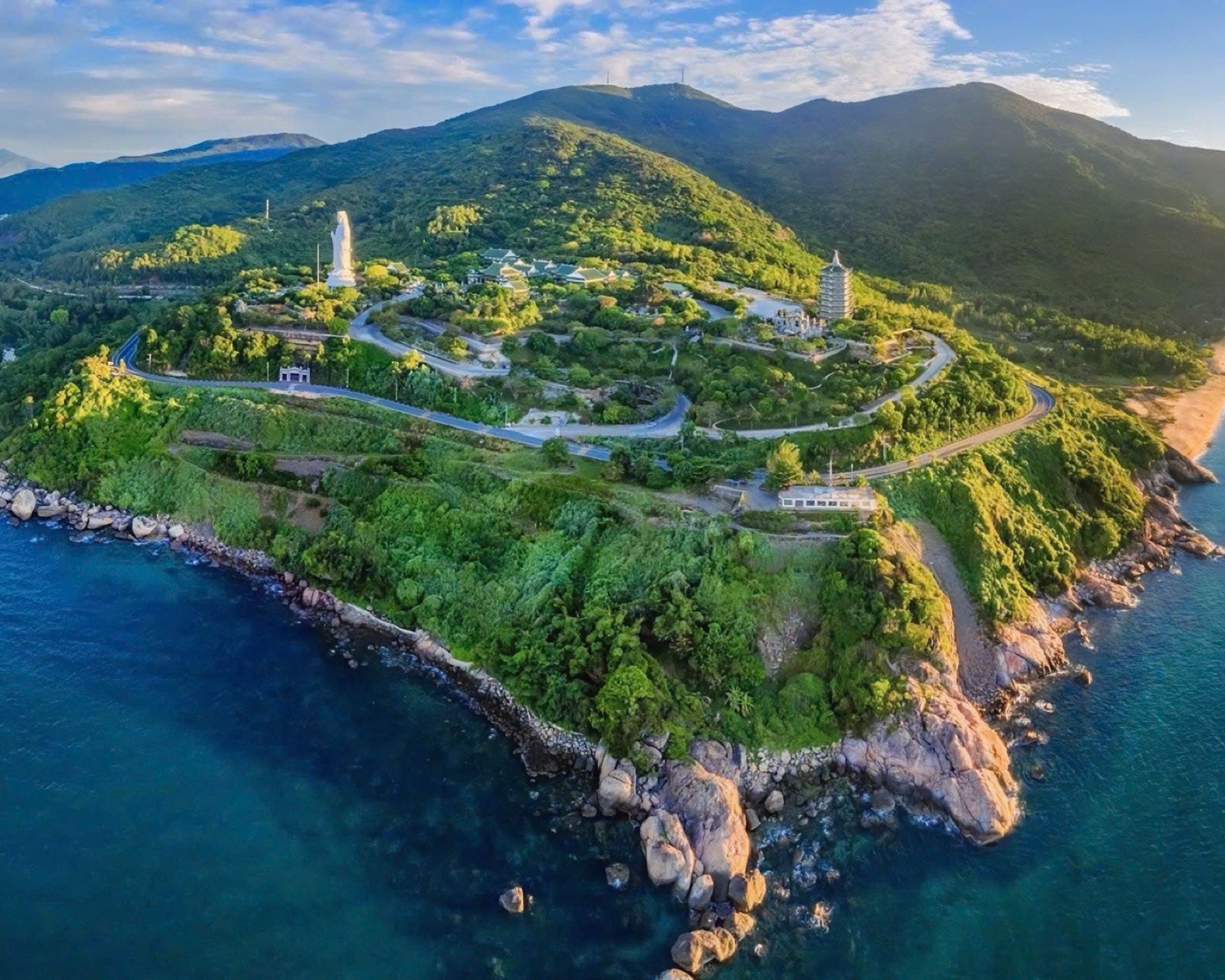 【日本語ガイド選択可】ダナン発：モンキーマウンテン、五行山、ランタンが灯るホイアン旧市街グループツアー