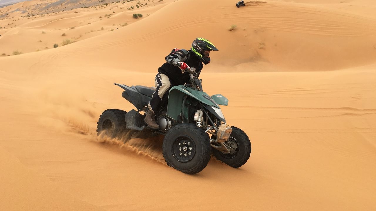 Safari sa mạc Cao cấp Abu Dhabi với hoạt động đua xe địa hình Quad Bike, cưỡi lạc đà, bữa tối BBQ, v.v.