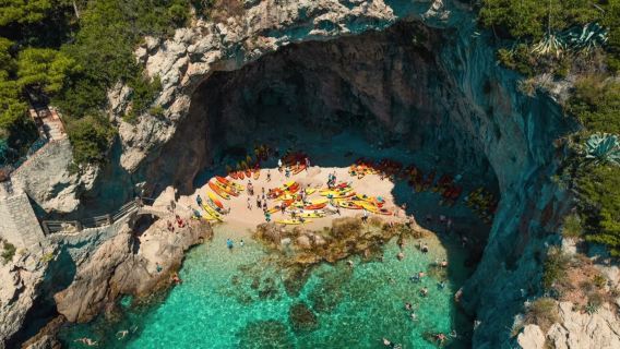 Excursión a la isla de Lokrum con excursiones en kayak de 3 h [Rema junto a murallas milenarias y descubre una isla paradisíaca en el mar | Excursión en kayak y esnórquel en Dubrovnik]