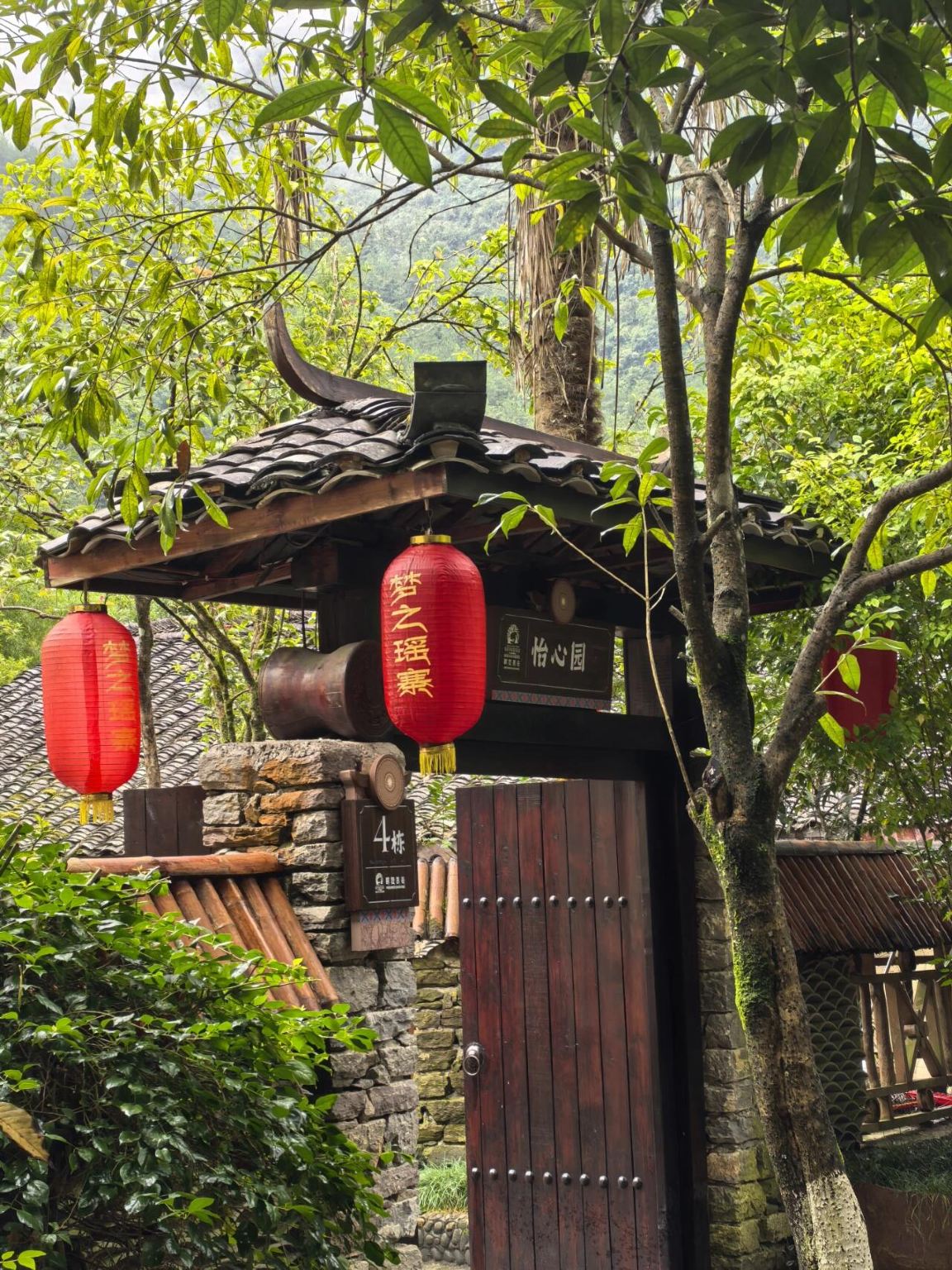 Hechi Dongtian Jiuhai + Gayas Valley Guiyuan Tianju + Yao Wang Tianxia Attraction 1-day tour with English service available