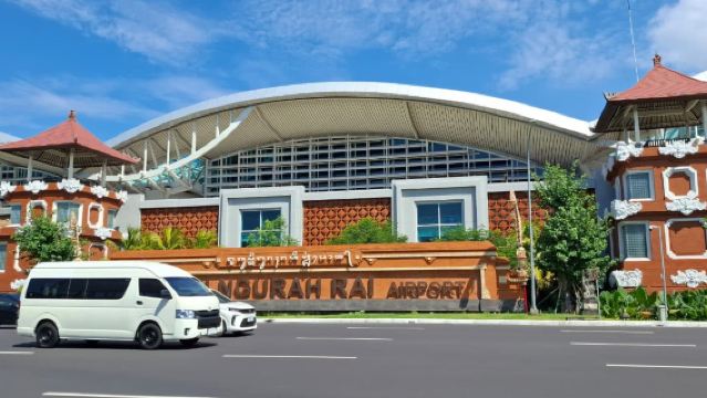 Seminyak: Transfer zur Abreise vom Hotel/Villa zum internationalen Flughafen Bali (DPS)