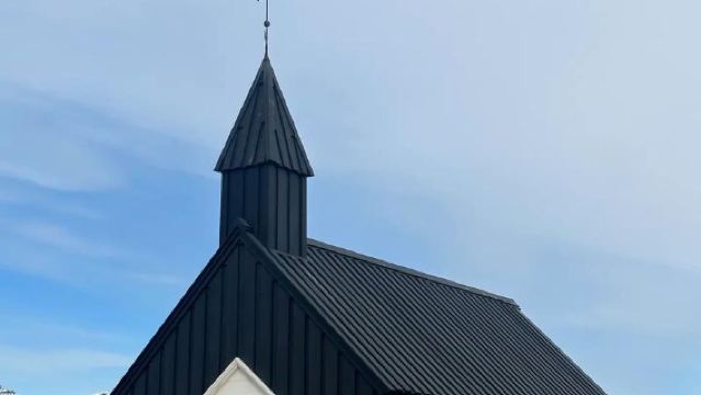 Iceland's Snæfellsnes Peninsula: Budir Church + Kirkjufell + Red House + Seal Beach Day Tour