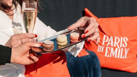 Die offizielle Emily in Paris Champagner-Seine-Kreuzfahrt