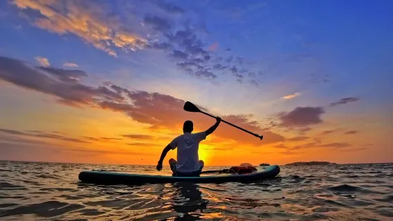 SUP al tramonto a Kota Kinabalu - Paddleboard al tramonto di Tanjung Aru con istruttore professionale, tavola da surf in piedi, tour giornaliero nel centro di Sabah