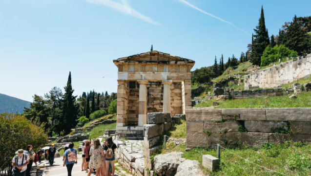 Athens: guided tour to Delphi myths, museum and Arachova