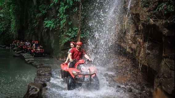 Ubudin ATV-seikkailu ja jokilautailukokemus hotellikuljetuksin