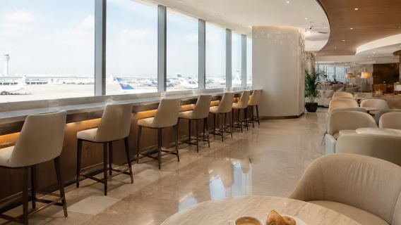 Salas VIP propias de Xiamen Airlines en todo el país: Aeropuerto de Xiamen Gaoqi, Aeropuerto de Shanghái Hongqiao, Aeropuerto de Hangzhou Xiaoshan, Aeropuerto de Tianjin Binhai, Aeropuerto de Fuzhou Changle, Aeropuerto de Quanzhou Jinjiang, Aeropuerto de Nanchang Changbei