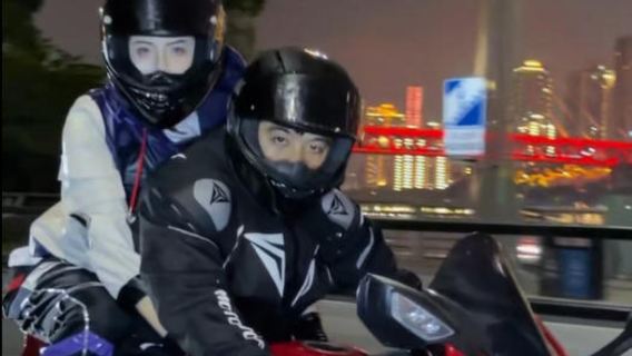 Experiência de filmagem noturna de motocicleta na Rua Nanbin de Xunquim | Cavaleiro profissional · Vídeo com estilo cinematográfico direto