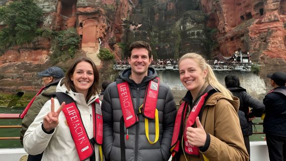 Chengdu panda base + Leshan Giant Buddha 1-day tour