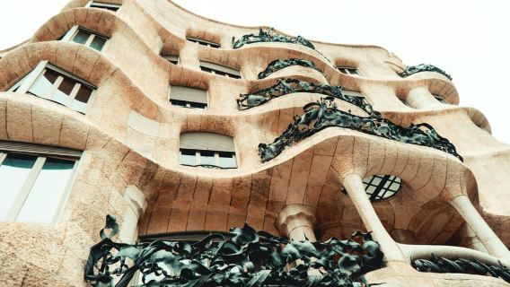 バルセロナ：ガウディの家とモデルニスモ建築ウォーキングツアー
