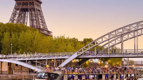 パリ・セーヌ川のバトー・パリジャン グラスルーフ遊覧船で楽しむロマンチックなフランス料理体験【ランチまたはディナー選択可 + セーヌ川クルーズ】