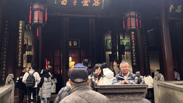 Tour di un giorno alla base di ricerca e allevamento dei panda giganti di Chengdu e al tempio di Wuhou [Tour privato + biglietto d'ingresso incluso + guida]