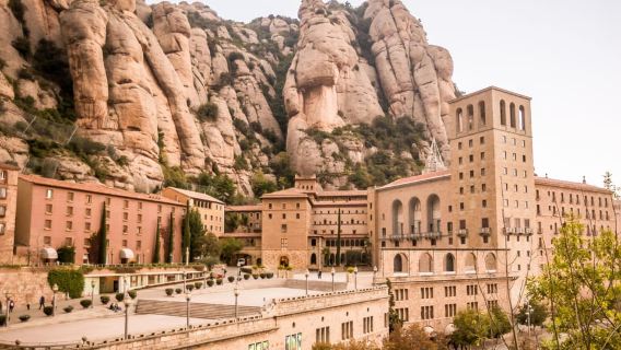 Da Barcellona: gita di mezza giornata a Montserrat tra vino e tapas