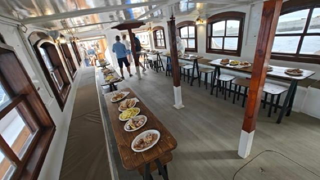 Rhodos: Sonnenuntergangs-Kreuzfahrt mit Badehalt, Snacks und Getränken