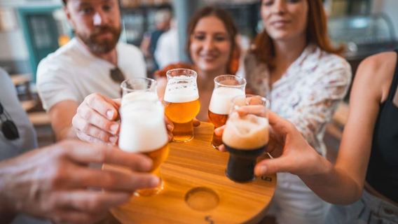 Praga: Recorrido a pie y cervecero para viajeros en solitario
