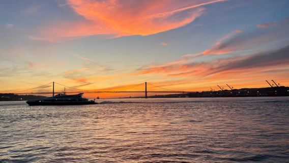 Lisbona: crociera in barca al tramonto di 2 ore con bevande