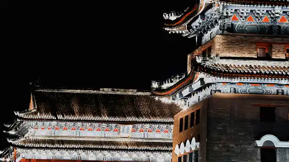 Night tour of Temple of Heaven + Drive-by view of Tiananmen Square + Jingshan Park + Dashilar + Back Lakes (Hou Hai) + Drum Tower (English-speaking guide)