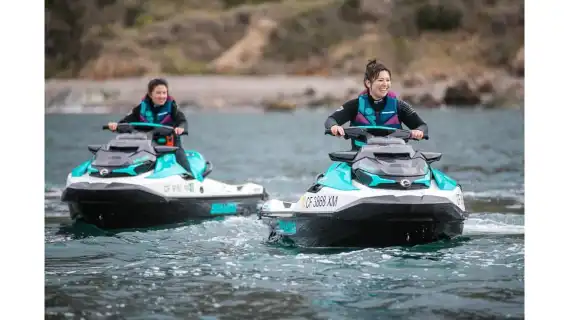 搭乘水上摩托車前往鮑文島,包括啤酒、葡萄酒、咖啡或冰淇淋