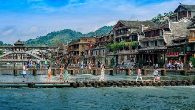 Excursión privada de un día desde Zhangjiajie a la Ciudad Antigua de Fenghuang + Aldea Miao de Morong (explorando la región Miao y disfrutando de las aguas de Xiaoxiang)